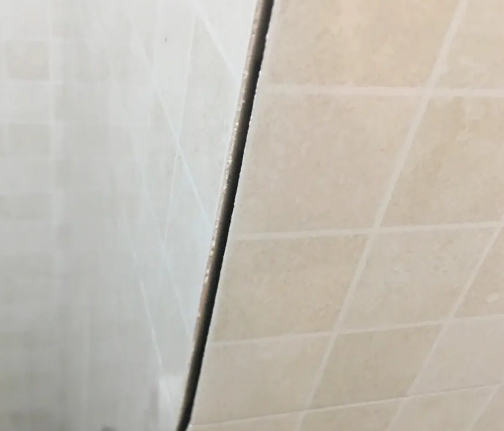 霸州瓷砖空鼓维修公司分享阳台瓷砖脱落的修复过程可以分为以下几个步骤
