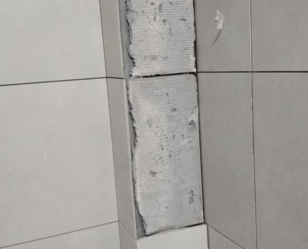 霸州瓷砖空鼓维修公司分享下瓷砖施工前基层浇水润湿程度不足，可能导致以下问题