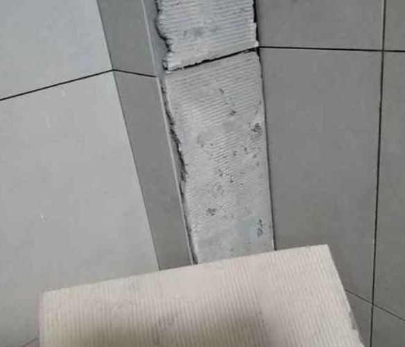 霸州瓷砖空鼓维修公司分享下厨房瓷砖脱落的补救措施。